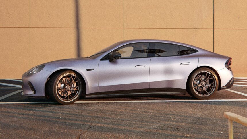 Profil latéral de la Mercedes-AMG GT 4 portes électrique GT 53 couleur gris mat garée devant un mur bétonné