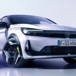 L'Opel Corsa GSE électrique blanche avec calandre noire Vizor, jantes 18 pouces et étriers jaunes en studio