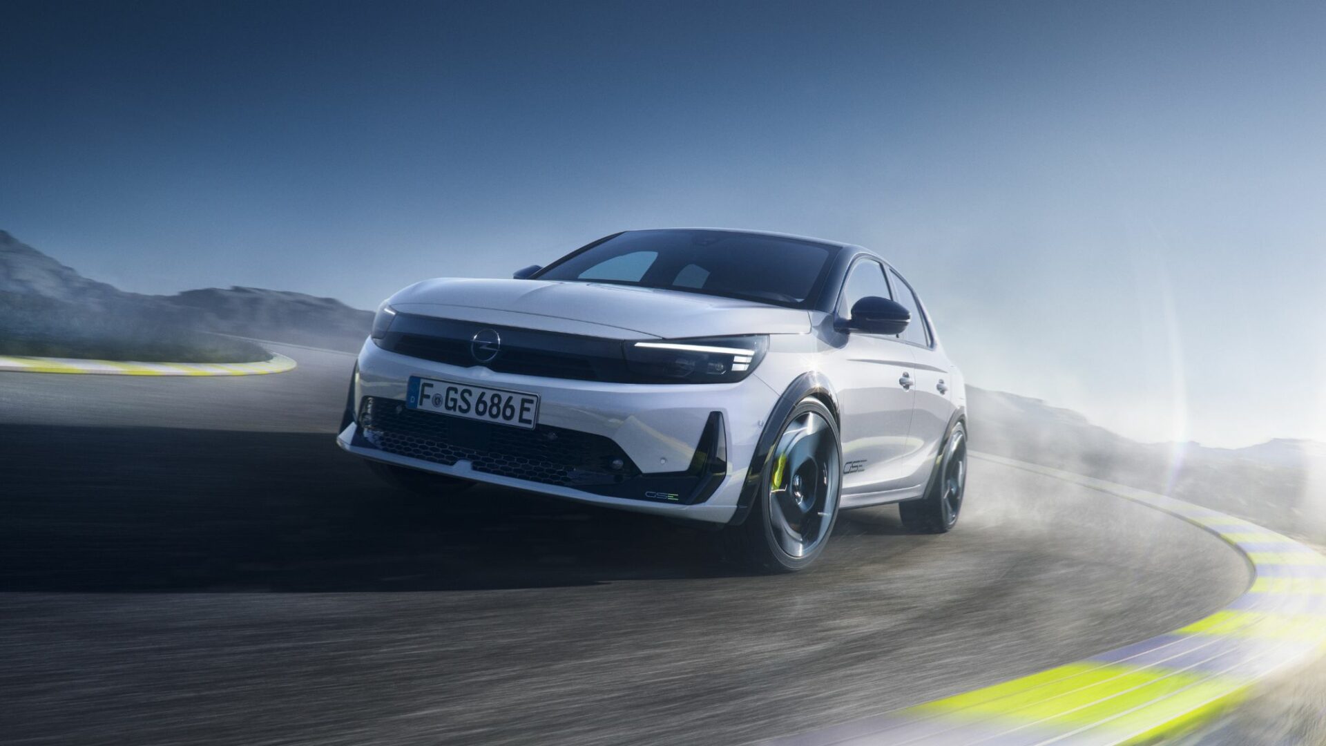 L'Opel Corsa GSE blanche de 280 ch en pleine attaque dans un virage de circuit avec de la fumée sous les roues