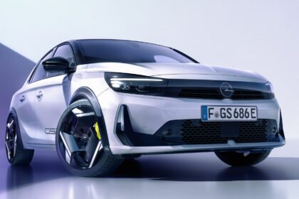 L'Opel Corsa GSE électrique blanche avec calandre noire Vizor, jantes 18 pouces et étriers jaunes en studio