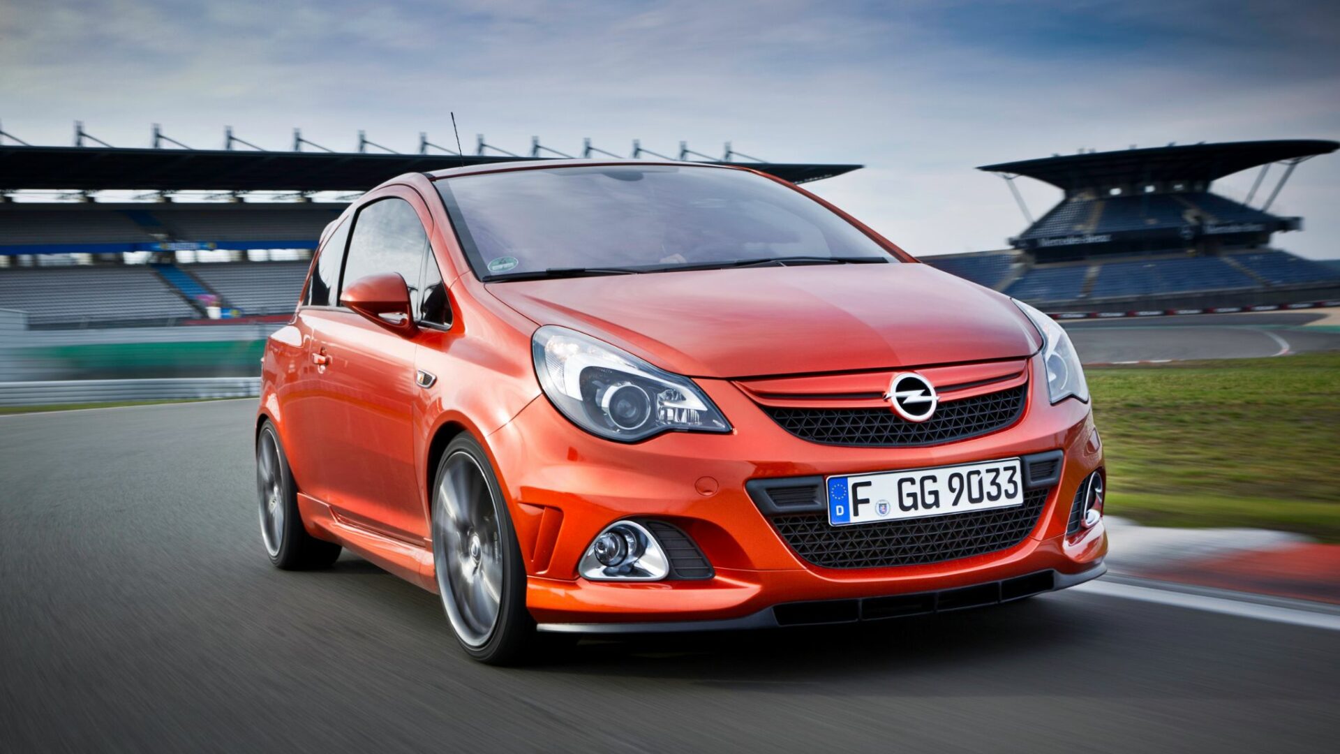 Opel Corsa OPC Nürburgring Edition de couleur orange Henna en pleine attaque dans un virage sur circuit