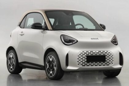 Texte alternatif (alt) : Vue trois-quarts avant de la nouvelle Smart #2 électrique blanche sans camouflage révélée par les fuites du ministère chinois MIIT