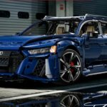 Vue de trois-quarts avant du modèle en briques CaDa Master Audi RS 6 Avant bleu à l'échelle 1:8 sous licence officielle
