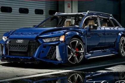 Vue de trois-quarts avant du modèle en briques CaDa Master Audi RS 6 Avant bleu à l'échelle 1:8 sous licence officielle
