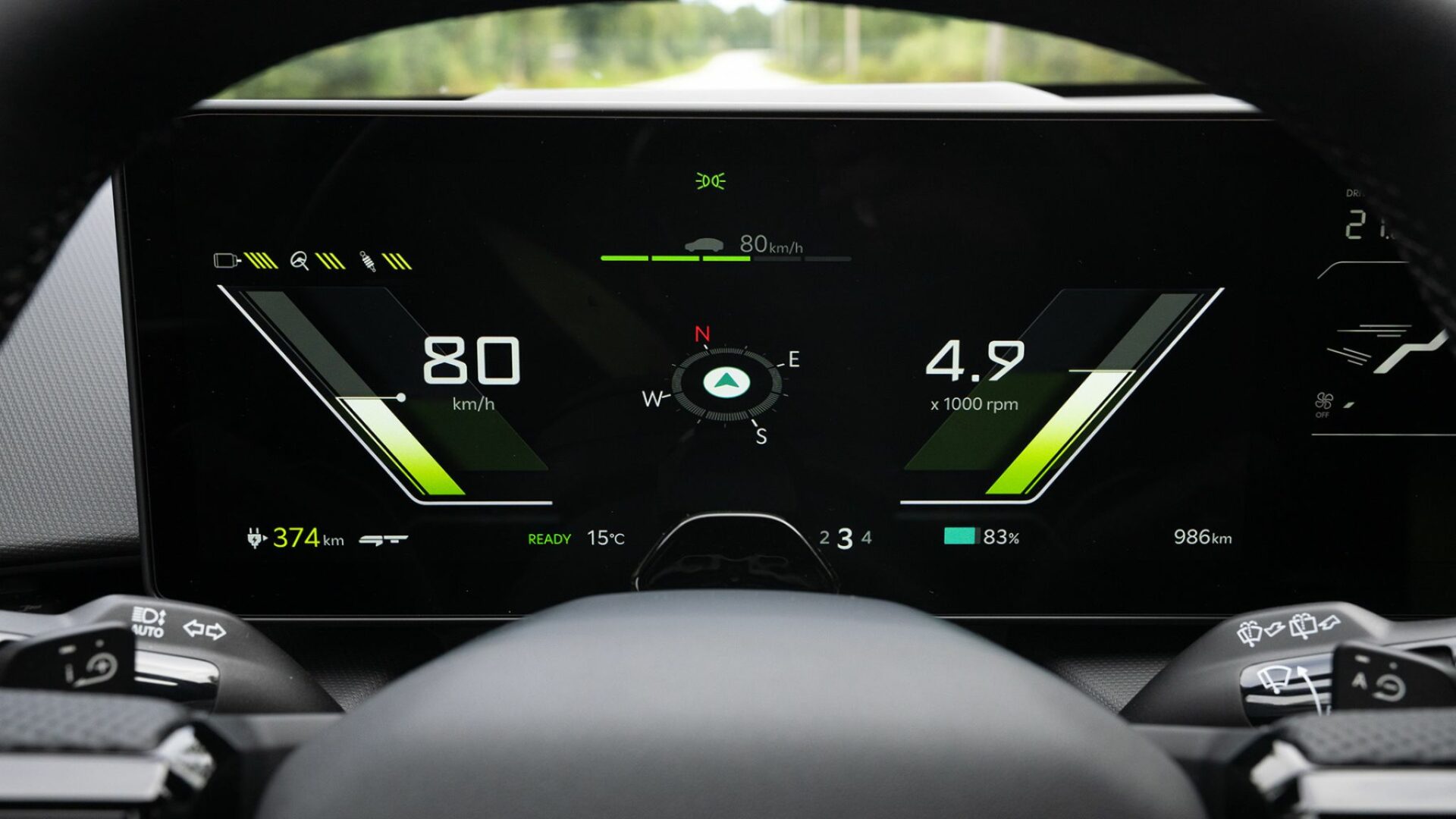 Gros plan sur le combiné d'instrumentation d'une Kia EV3 GT montrant l'affichage numérique spécifique du mode GT avec vitesse, autonomie et fausse jauge de régime moteur