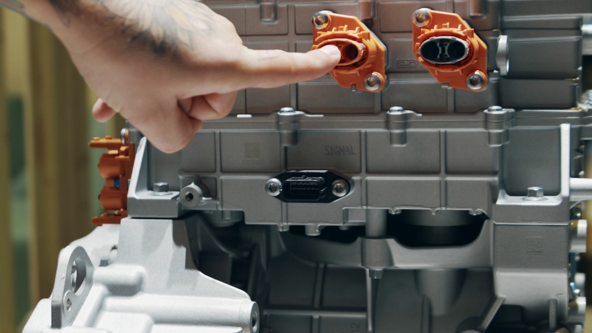 Le célèbre youtubeur Victor Diakov met son doigt dans un trou inconnu de la motorisation électrique 60 kW de la Nouvelle Dacia Spring.