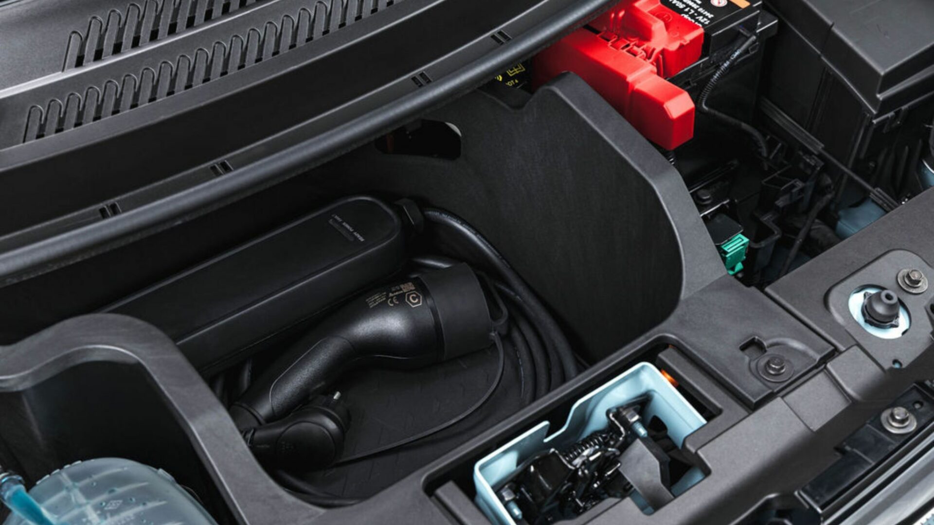 Le "frunk" ou bac de rangement avant de 18 litres de la Nouvelle Dacia Spring accueillant le câble de recharge.