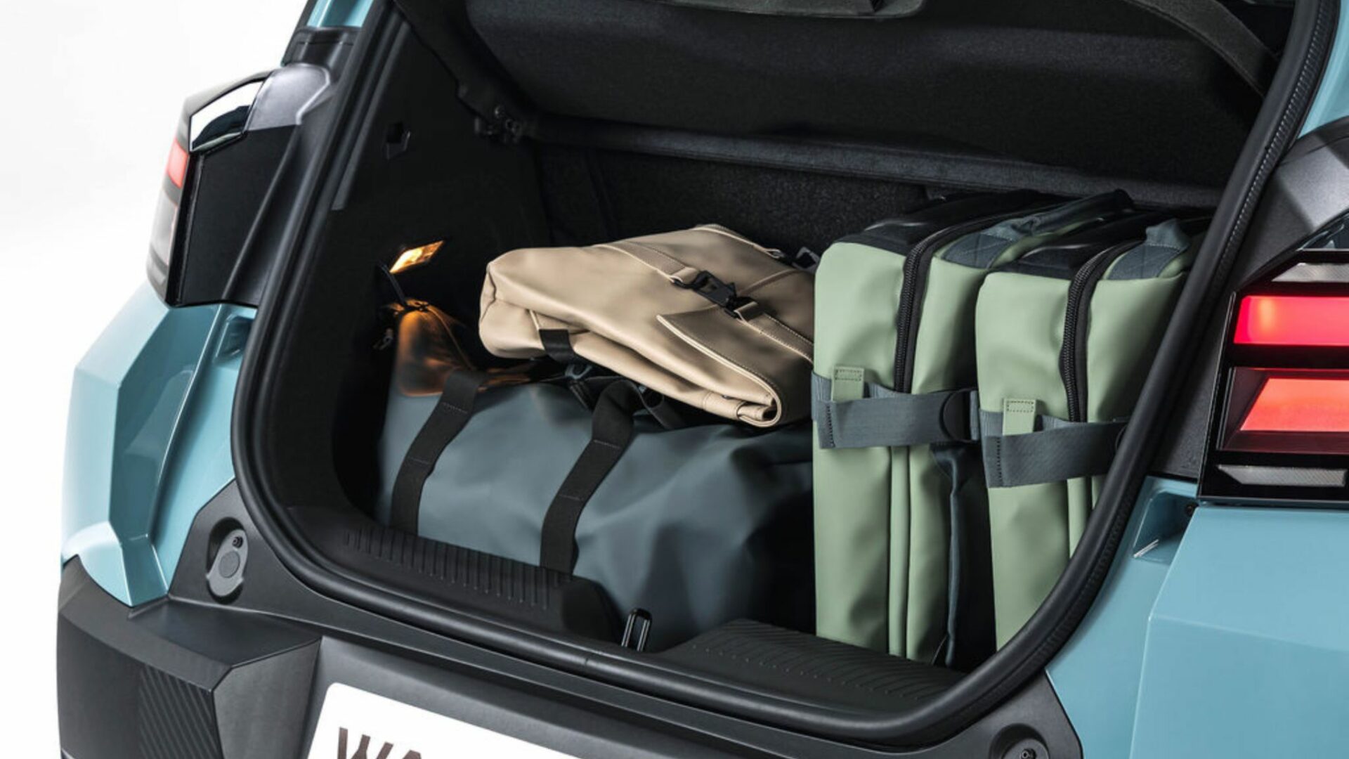Le coffre de 337 litres de la Nouvelle Dacia Spring rempli de bagages et d'accessoires YouClip.