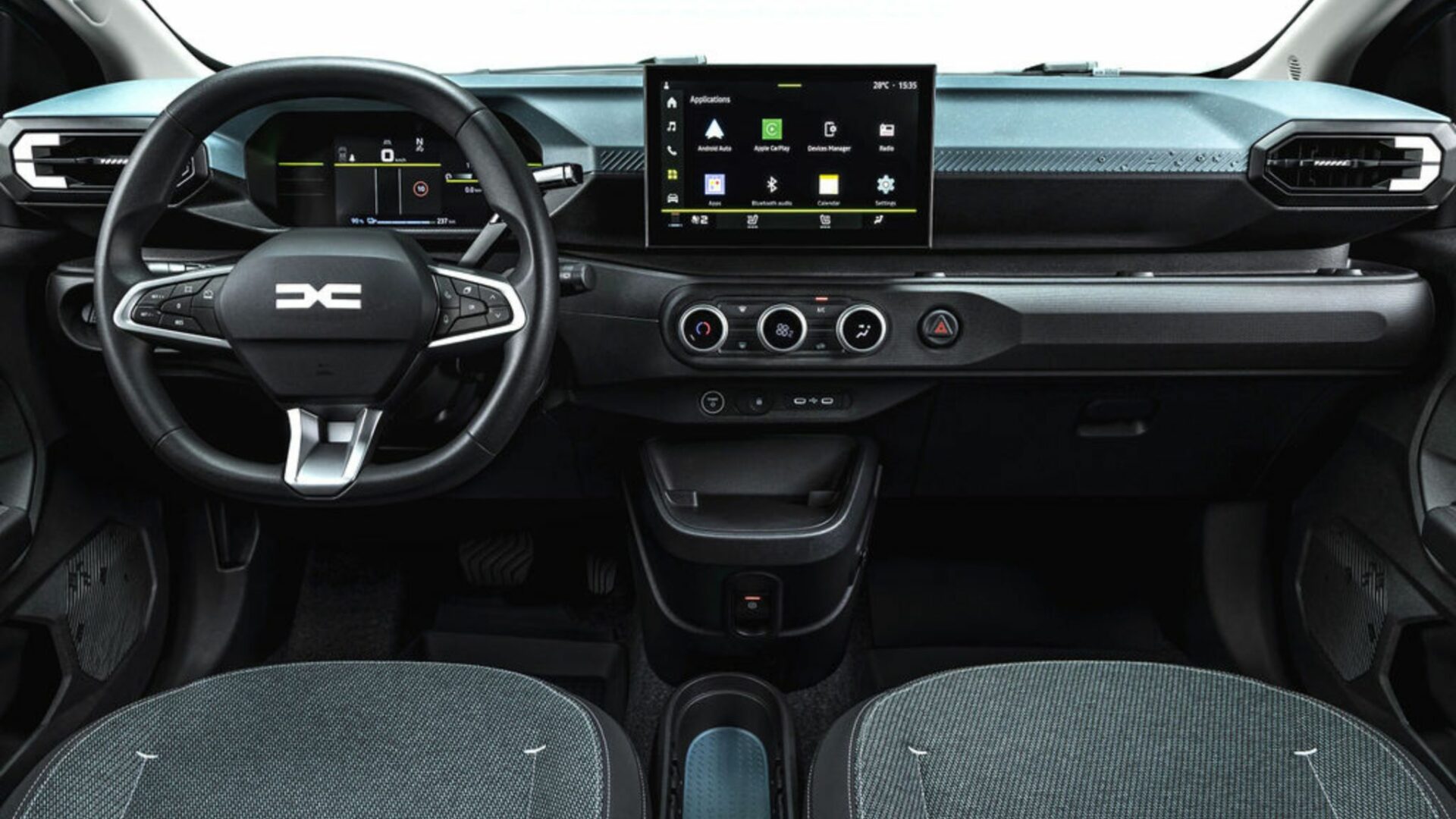 Vue de face de la planche de bord de la Nouvelle Dacia Spring avec son écran tactile central de 10,1 pouces et son instrumentation numérique 7 pouces.