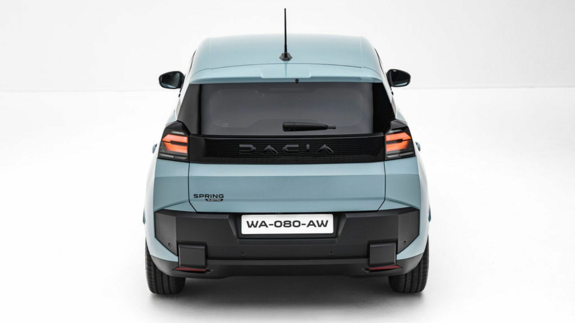 Vue de l'arrière de la Nouvelle Dacia Spring mettant en valeur le bandeau noir et le lettrage Dacia intégré.