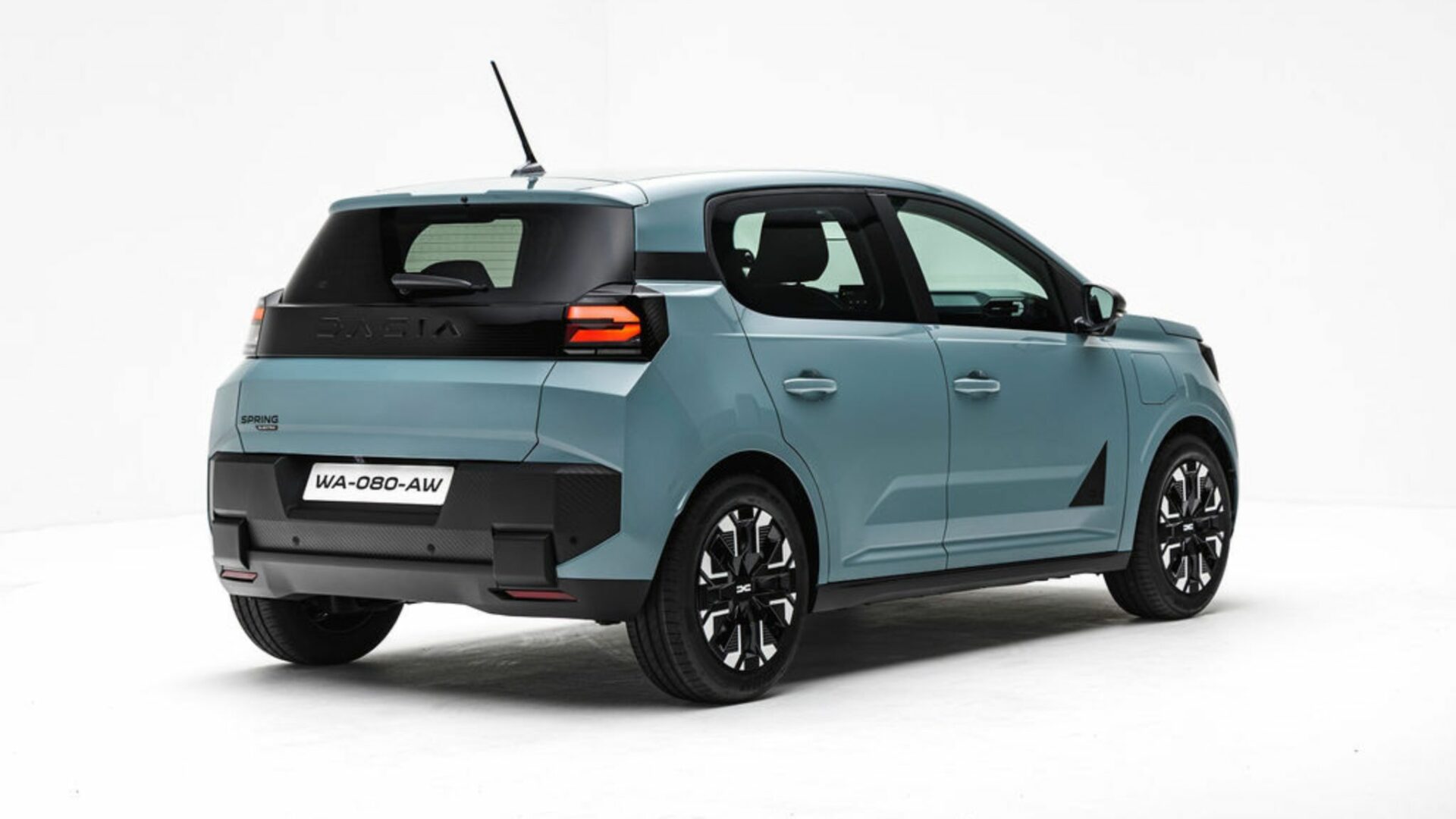 Vue de trois quarts arrière de la Nouvelle Dacia Spring dans sa teinte Agave, exposant ses jantes et son design robuste.