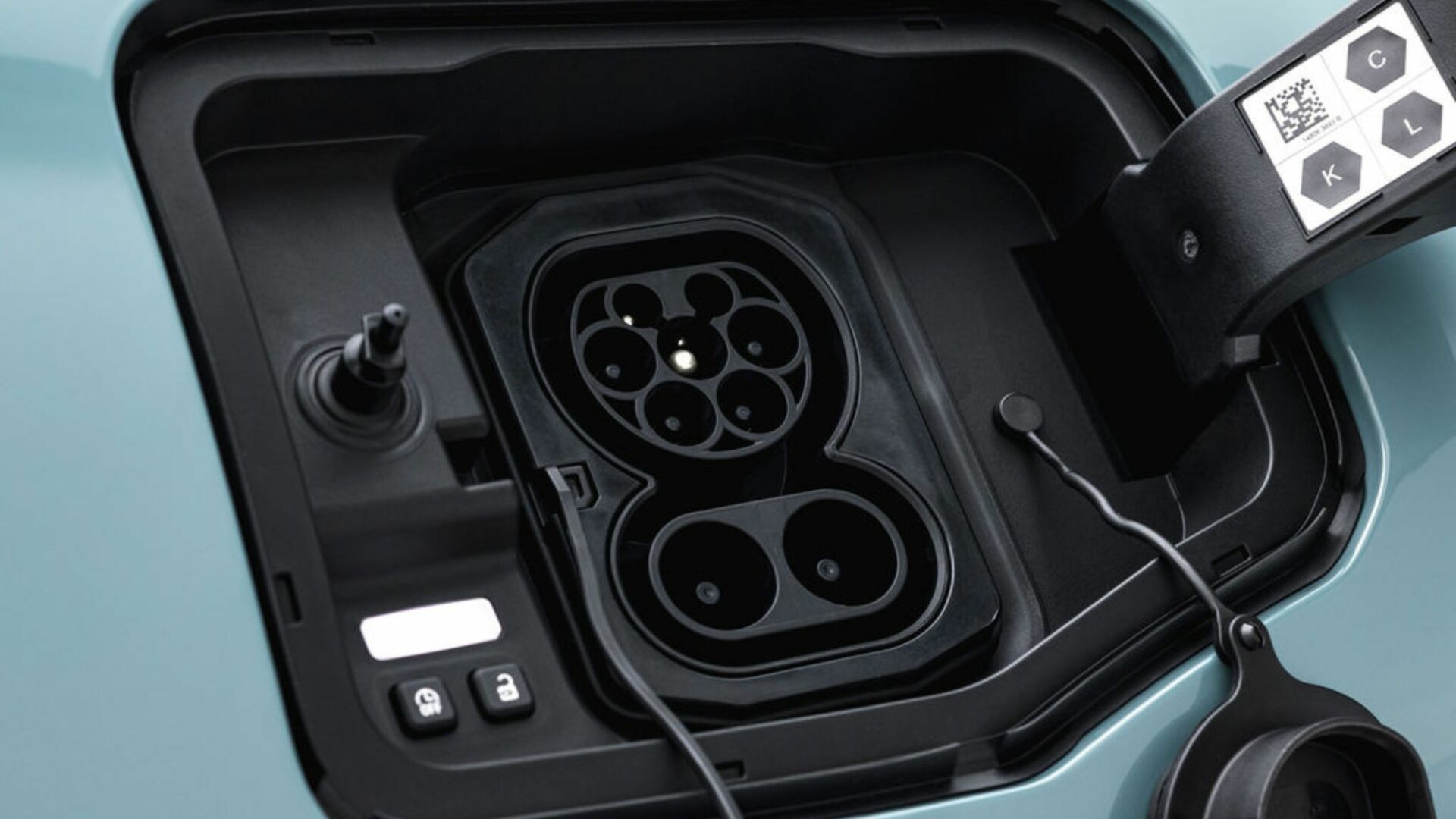Gros plan sur la trappe de recharge et le connecteur Combo CCS de la Nouvelle Dacia Spring.