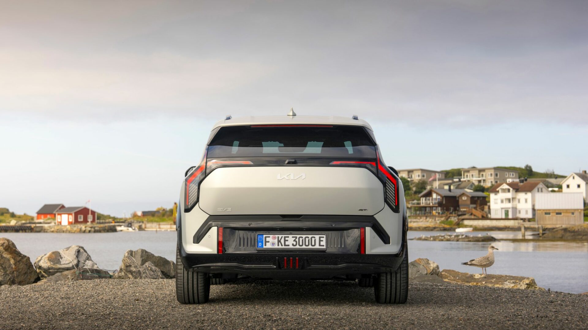 Vue de dos de la Kia EV3 GT mettant en valeur son bouclier arrière spécifique, ses feux verticaux et le monogramme EV3 GT sur le hayon.