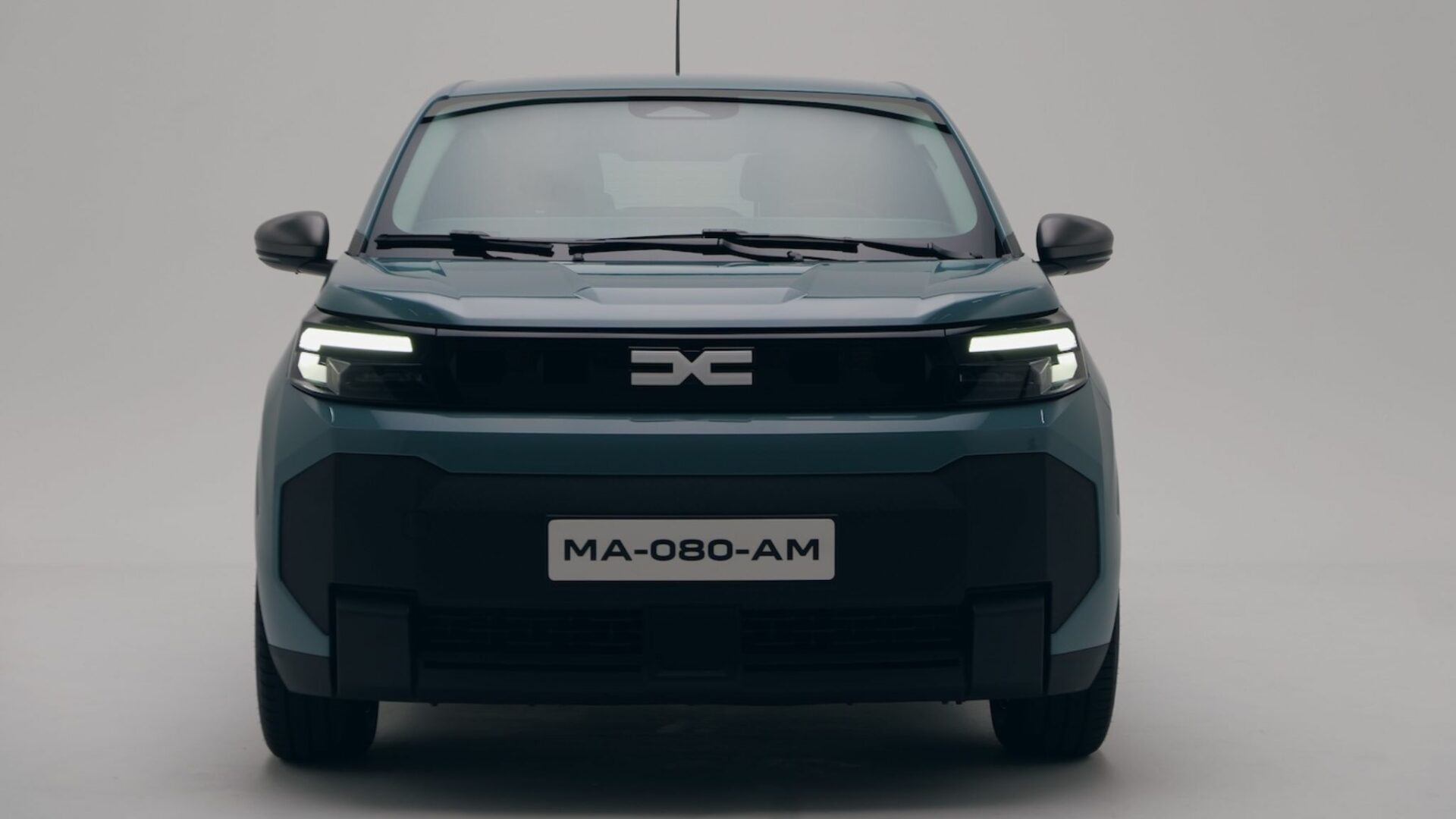 Vue de face de la Nouvelle Dacia Spring mettant en valeur sa nouvelle signature lumineuse LED et son bouclier texturé anti-rayures