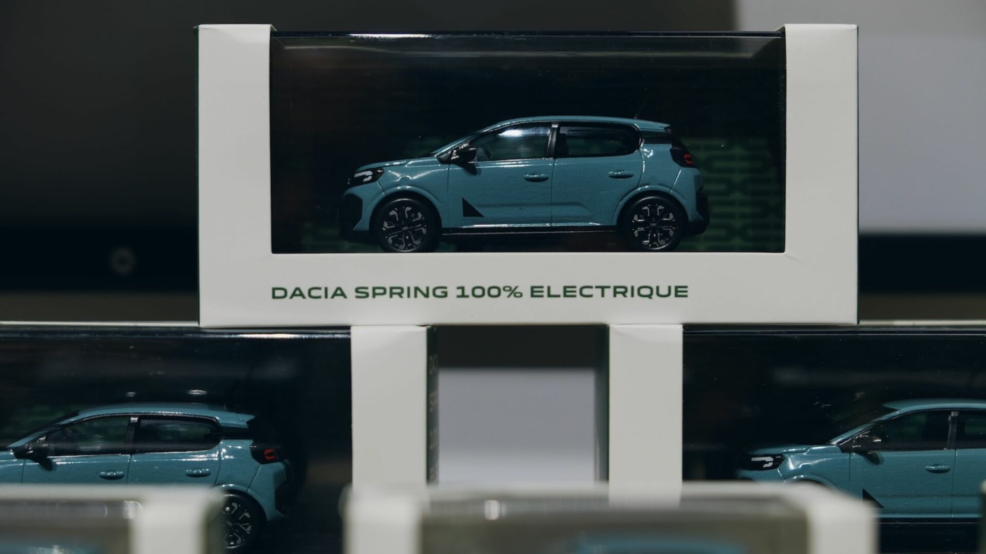 Boîte de collection contenant une miniature officielle de la Nouvelle Dacia Spring 100% électrique dans sa teinte Agave